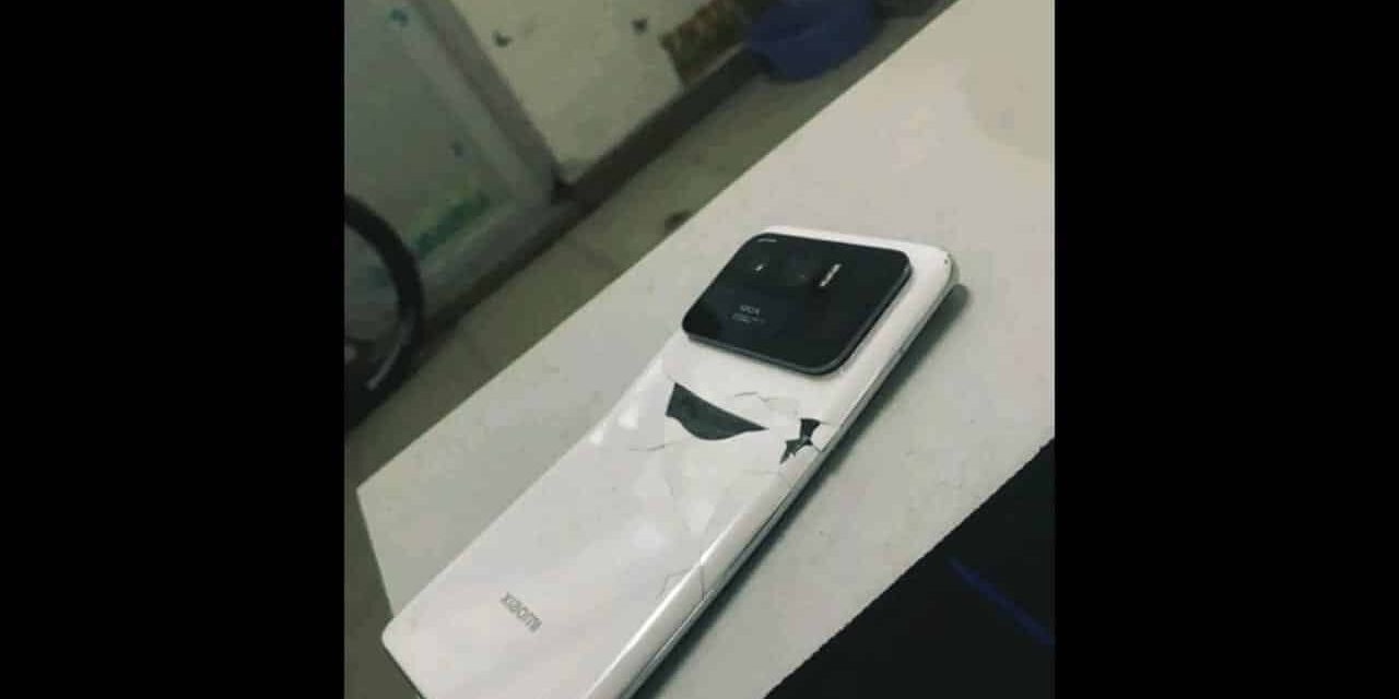 Xiaomi-Mi-11-Ultra-bend-test-fail