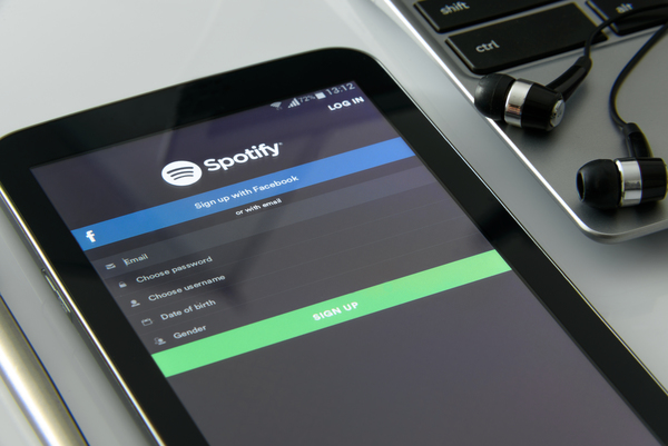 Πώς να κατεβάσεις μουσική από το Spotify στο κινητό σου