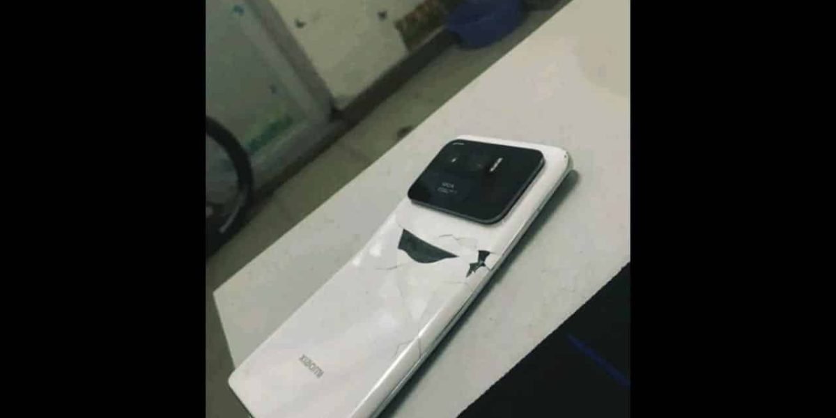 Xiaomi-Mi-11-Ultra-bend-test-fail