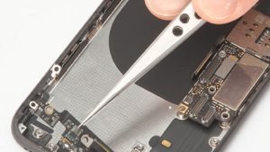 zamena-mikrofona-iphone-8-icoola